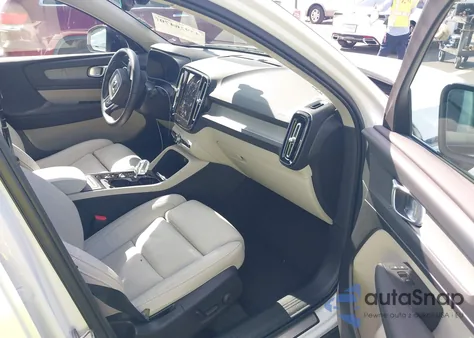 2025 Volvo Xc40 B5 Plus Dark Theme z USA, uszkodzony, nr VIN YV4L12UC2S2476880